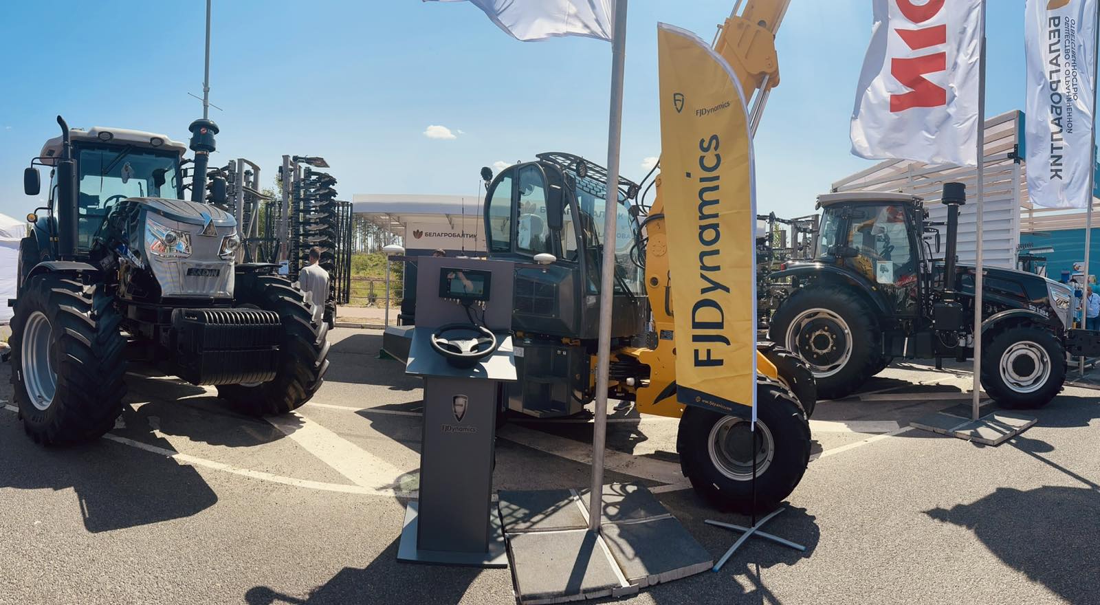 Трактор SADIN в объективе